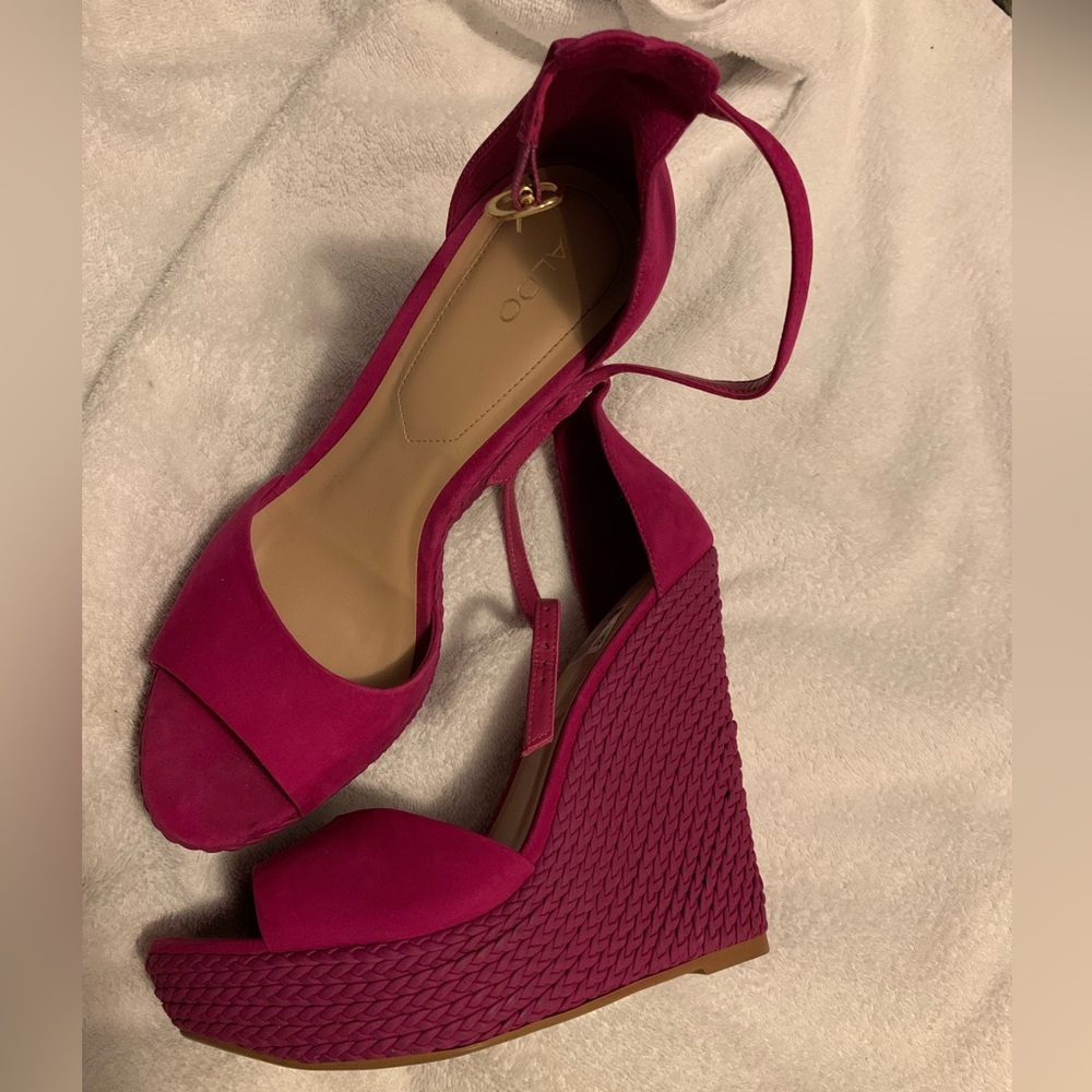 ✨⚡️💥 Hot pink Aldo woven wedge